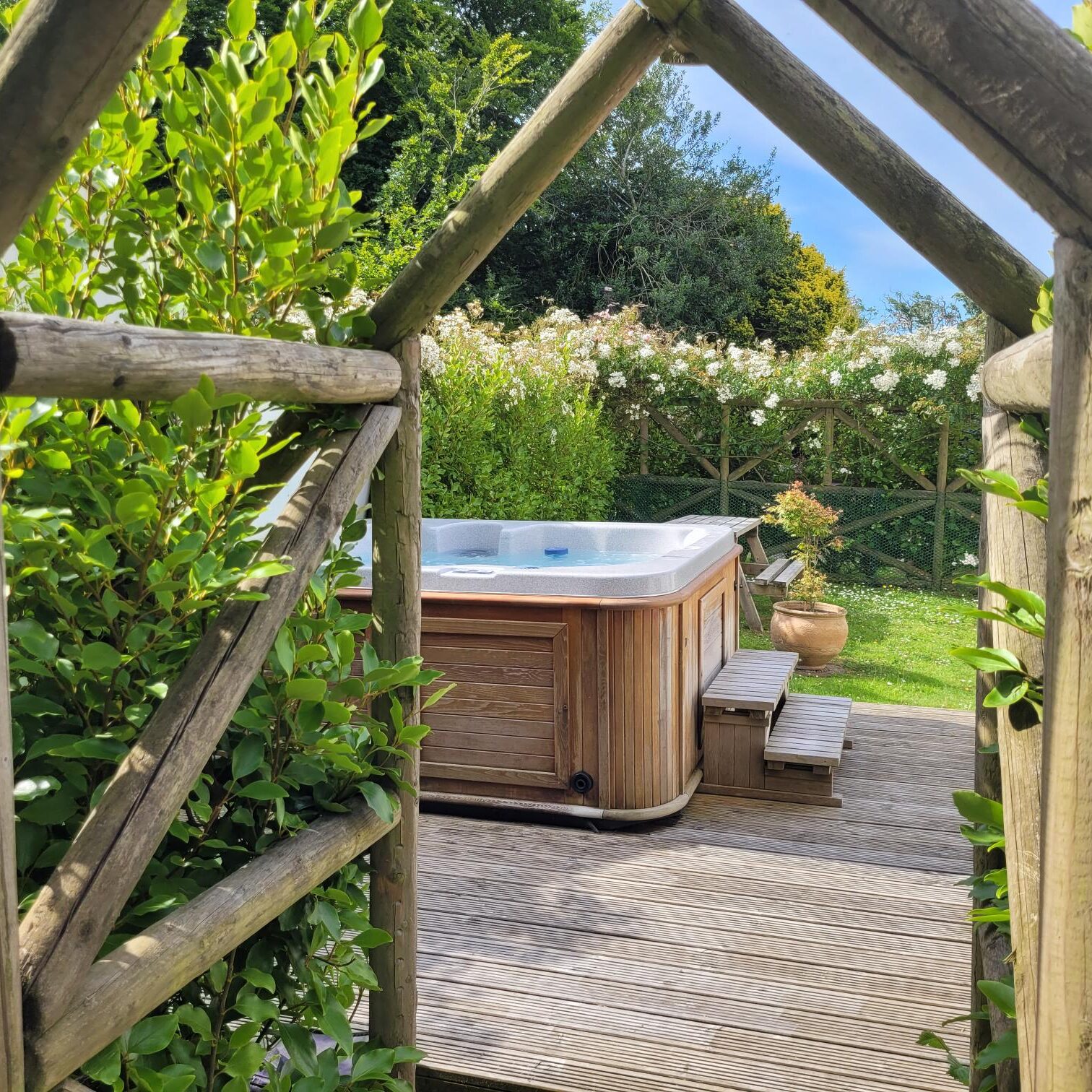 Luxury Holiday Cottage in Bude Cornwall to rent, Kingsher Cottage Broomhill Manor Garden