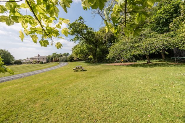 Broomhill Manor lawn and play area_MAR5568