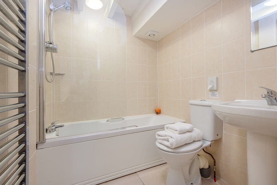 Grebe ensuite bathroom