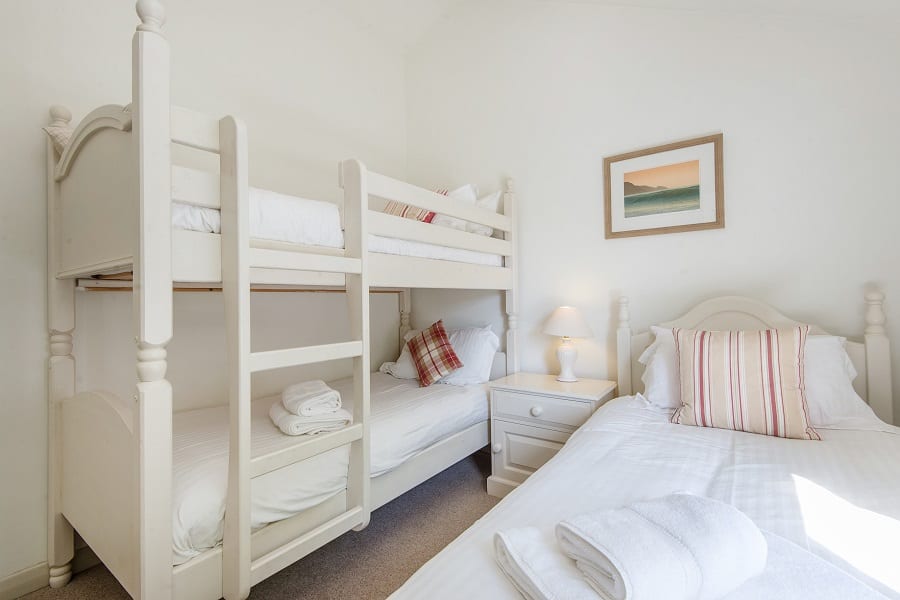 Woodlark bedroom with single bed and bunk beds