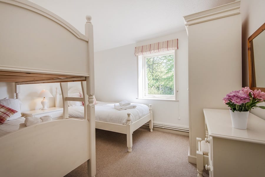 Woodlark bedroom with single bed and bunks