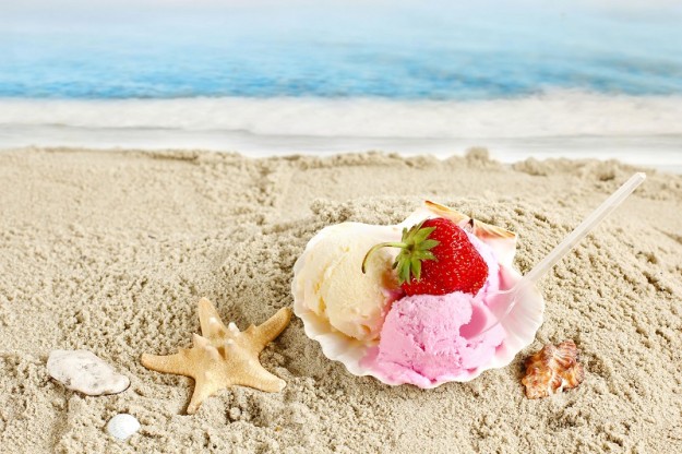 Enjoy sea sand and ice cream in Bude!